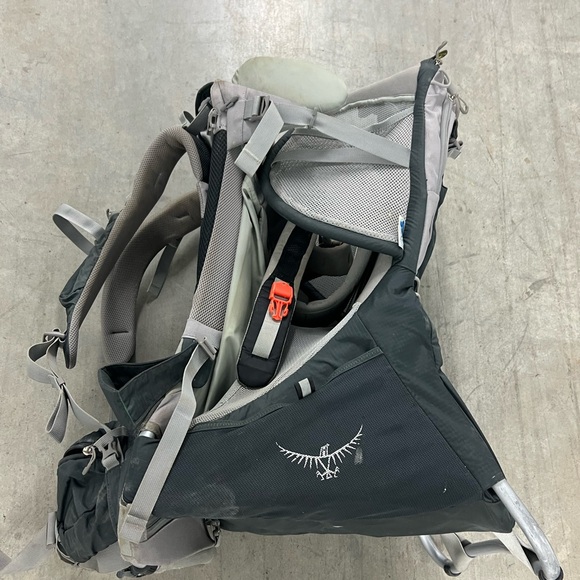 Osprey Gray and Black Men's Backpack - Picture 14 of 15